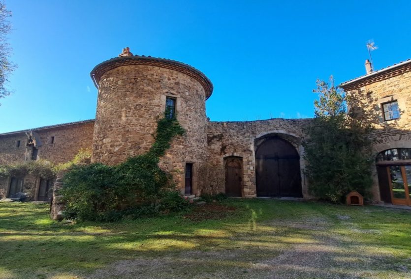 Exceptionnel château ISMH avec dépendances et parc de 5,53 ha.