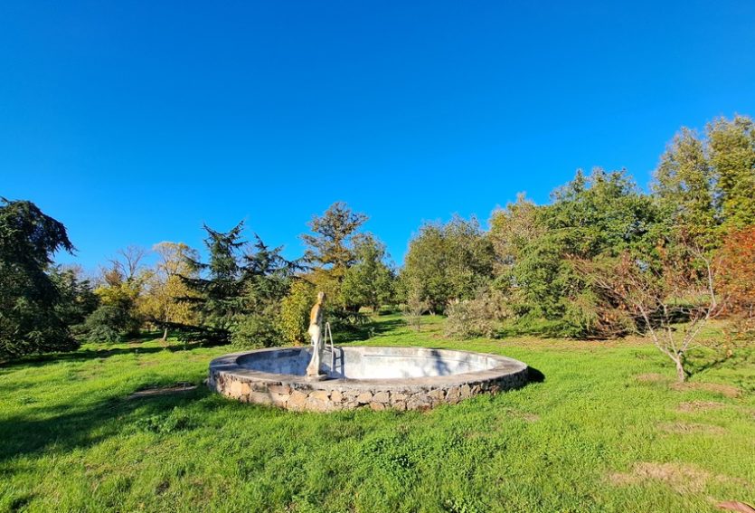 Exceptionnel château ISMH avec dépendances et parc de 5,53 ha.