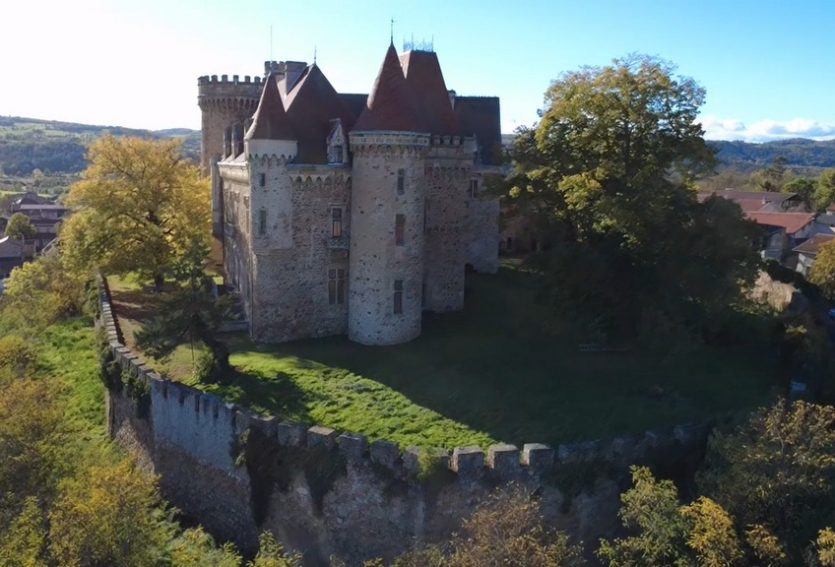 Exceptionnel château ISMH avec dépendances et parc de 5,53 ha.