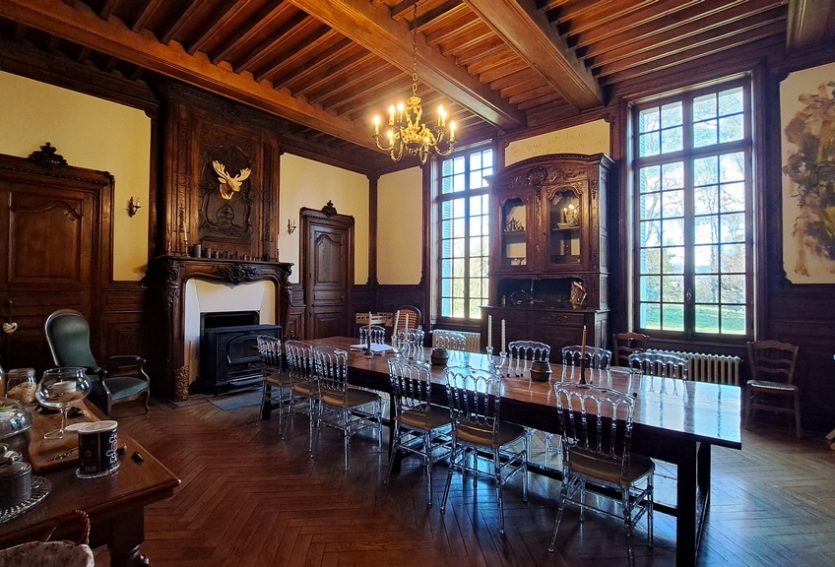 Château avec deux gîtes et salle de réception.