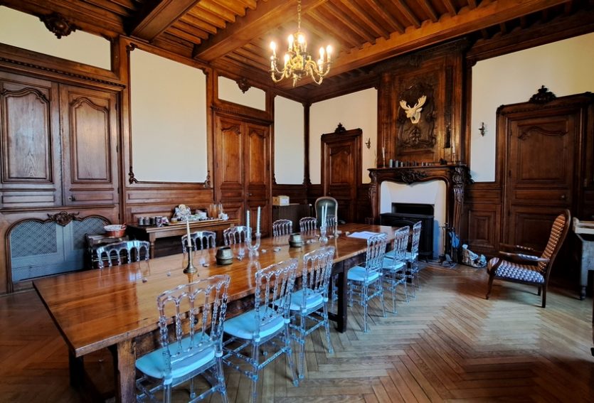 Château avec deux gîtes et salle de réception.