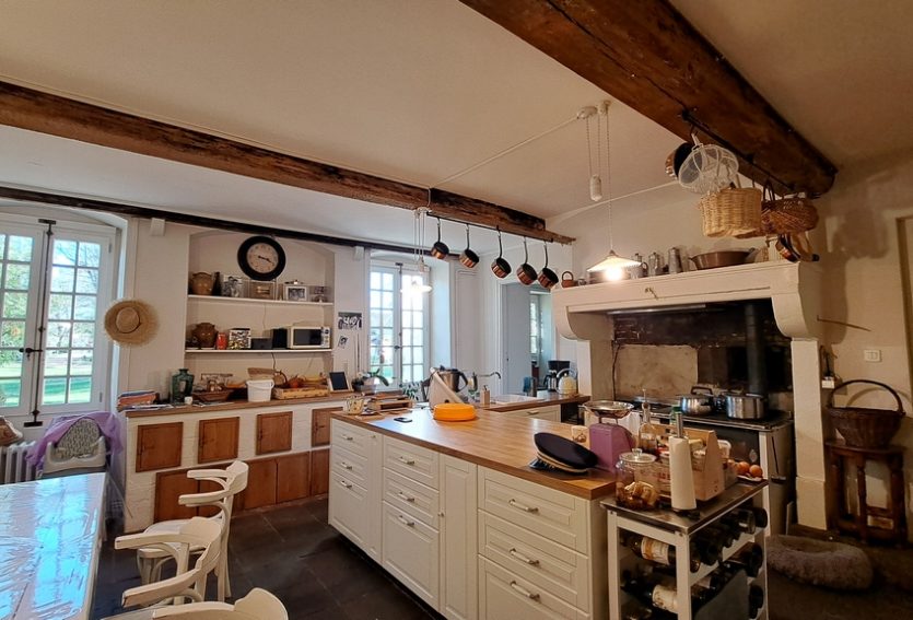 Château avec deux gîtes et salle de réception.