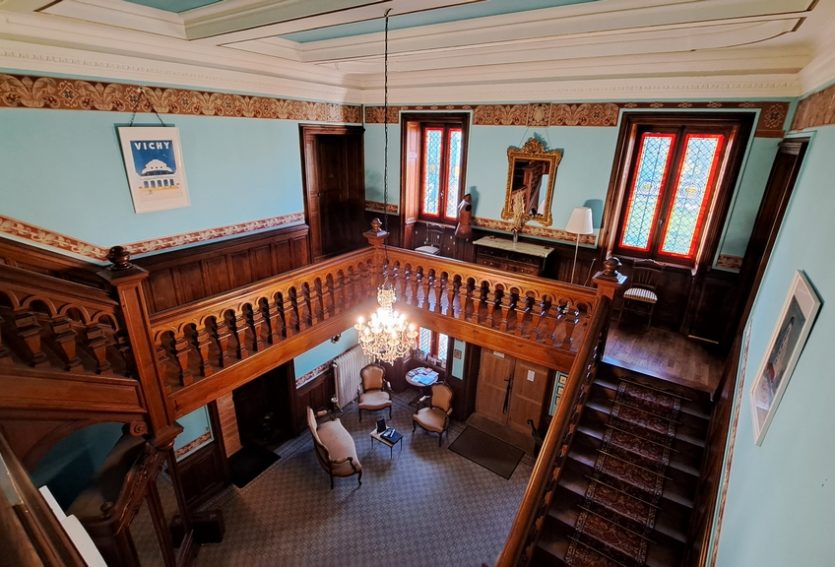 Château avec deux gîtes et salle de réception.