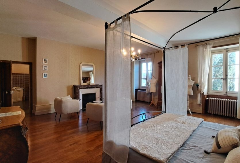 Château avec deux gîtes et salle de réception.