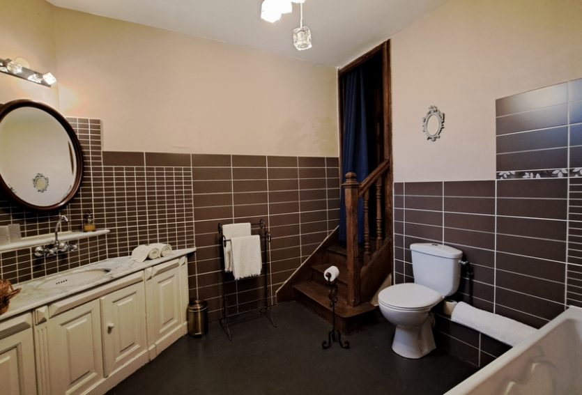 Château avec deux gîtes et salle de réception.