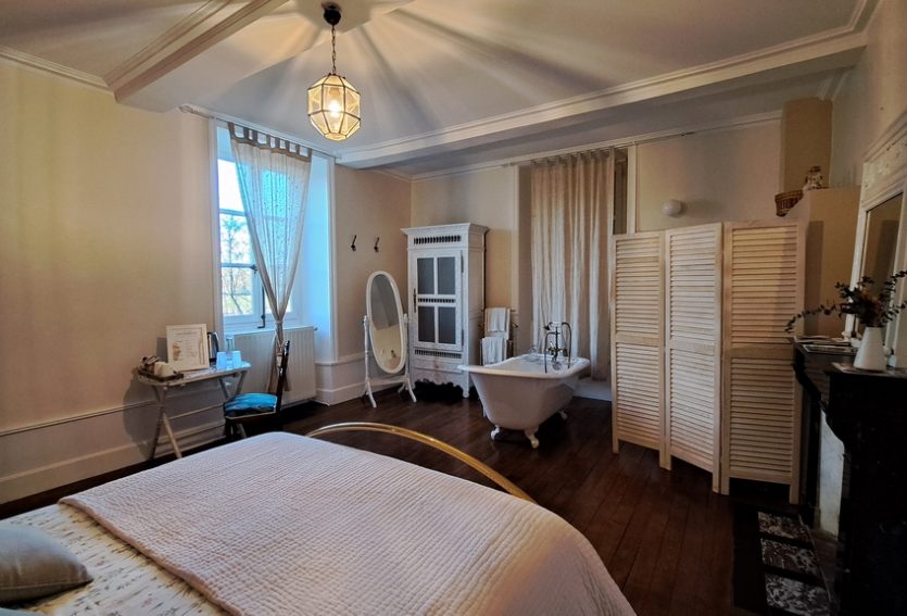 Château avec deux gîtes et salle de réception.