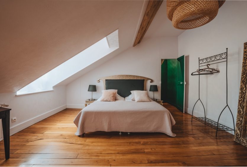 Château avec deux gîtes et salle de réception.