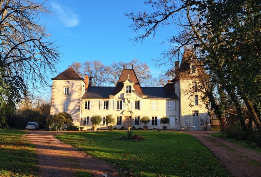 Château avec deux gîtes et salle de réception.