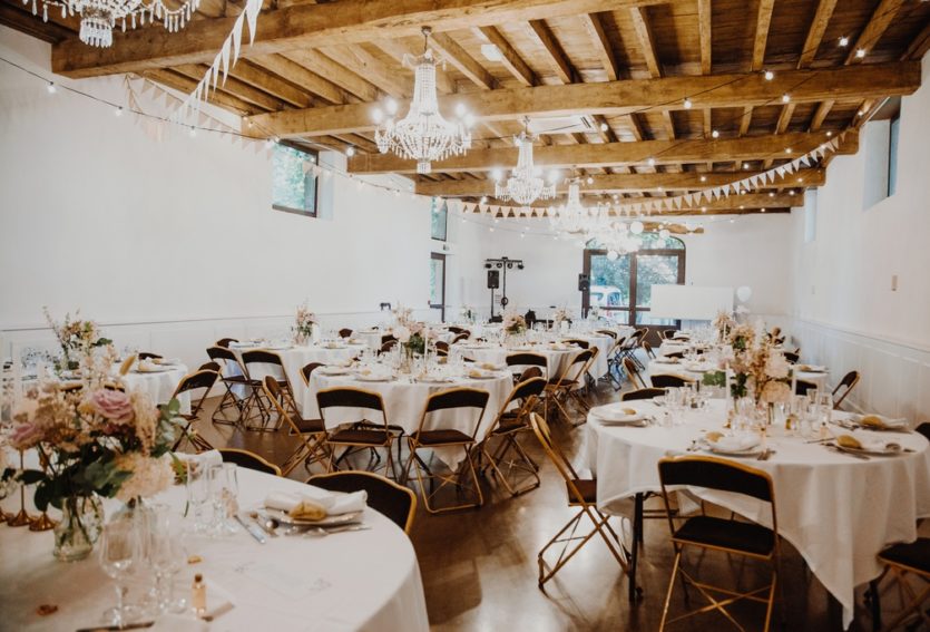 Château avec deux gîtes et salle de réception.