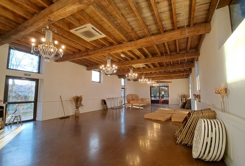 Château avec deux gîtes et salle de réception.