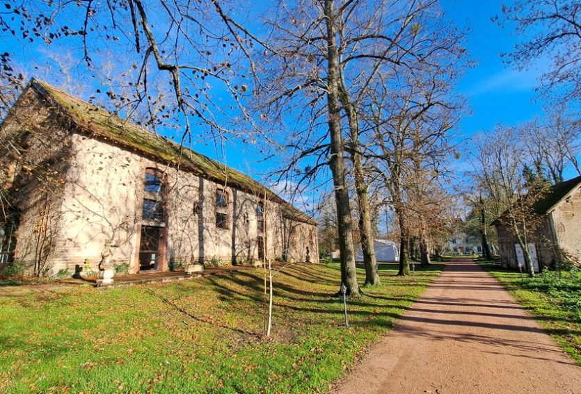 Château avec deux gîtes et salle de réception.
