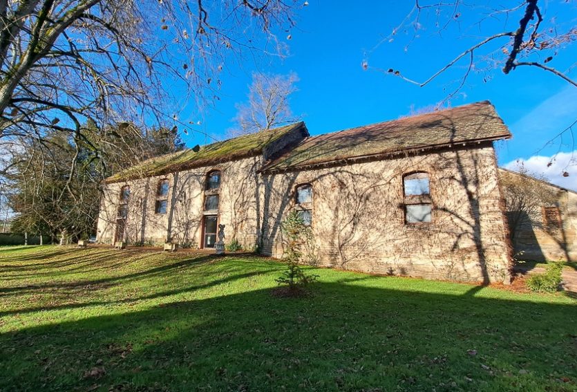 Château avec deux gîtes et salle de réception.