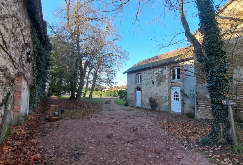 Château avec deux gîtes et salle de réception.