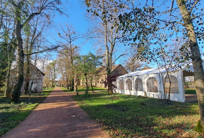 Château avec deux gîtes et salle de réception.