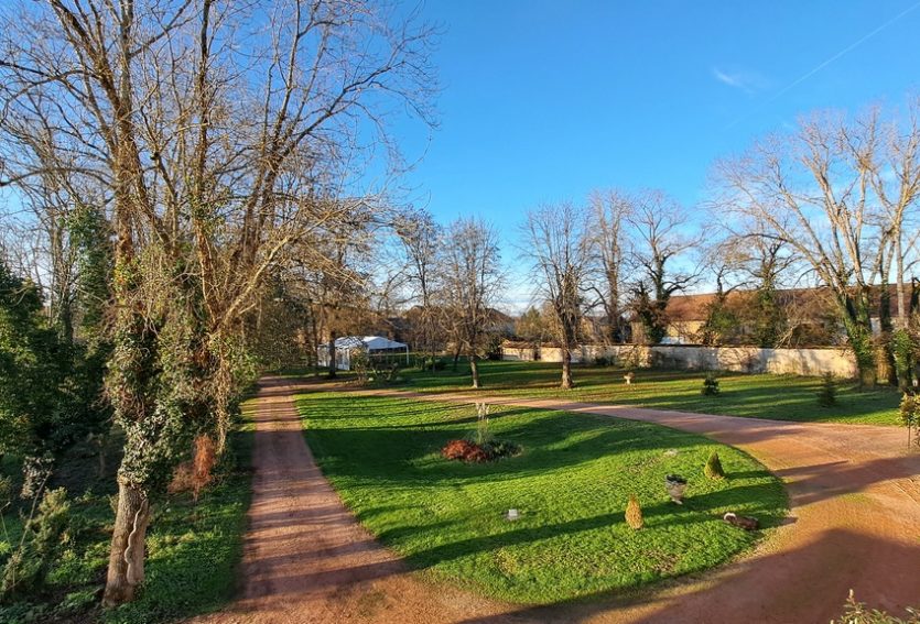 Château avec deux gîtes et salle de réception.