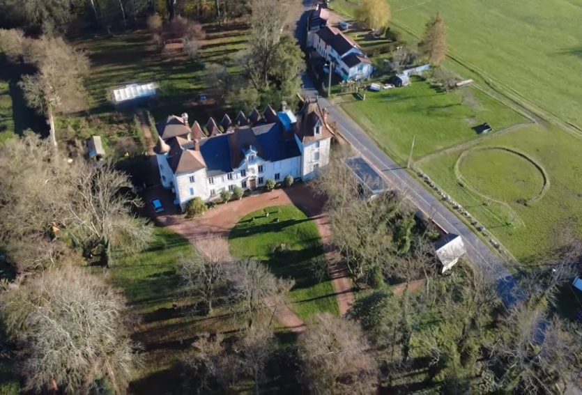 Château avec deux gîtes et salle de réception.