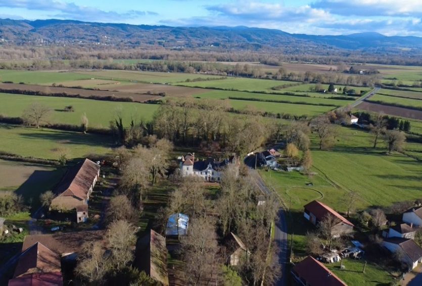 Château avec deux gîtes et salle de réception.