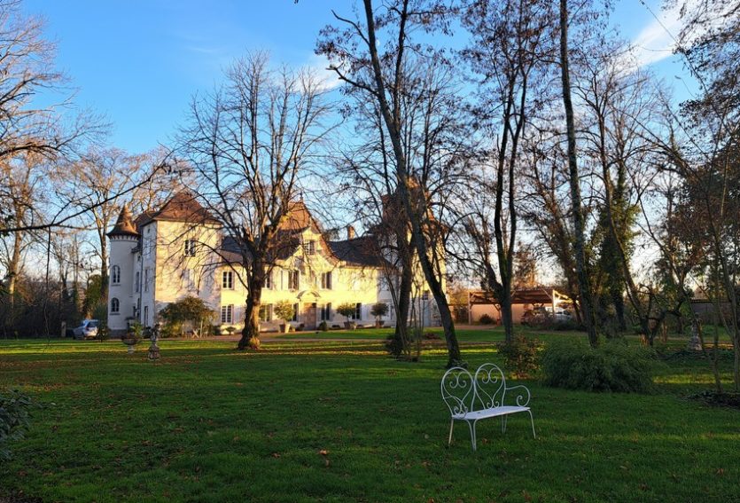 Château avec deux gîtes et salle de réception.
