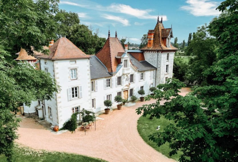 Château avec deux gîtes et salle de réception.