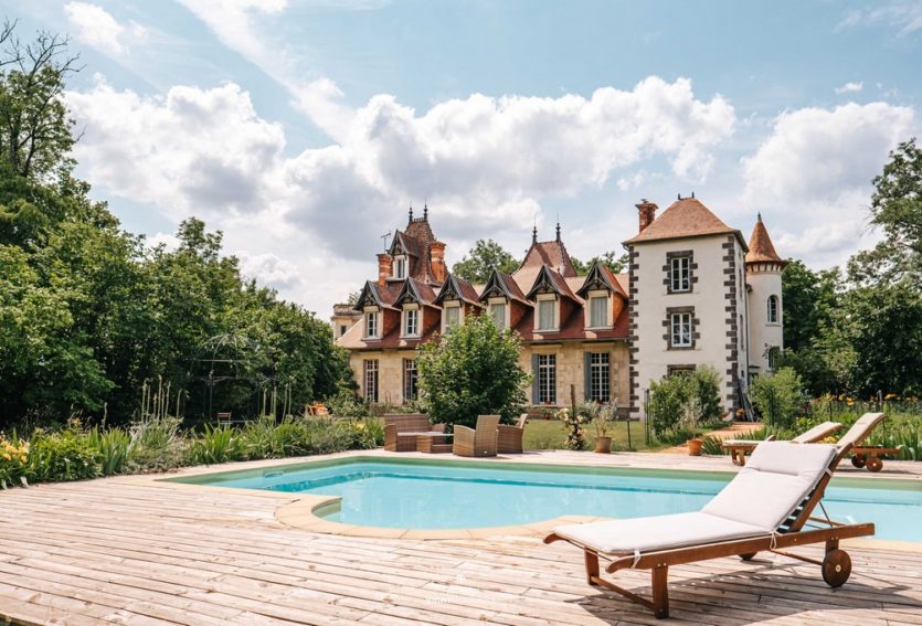 Château avec deux gîtes et salle de réception.