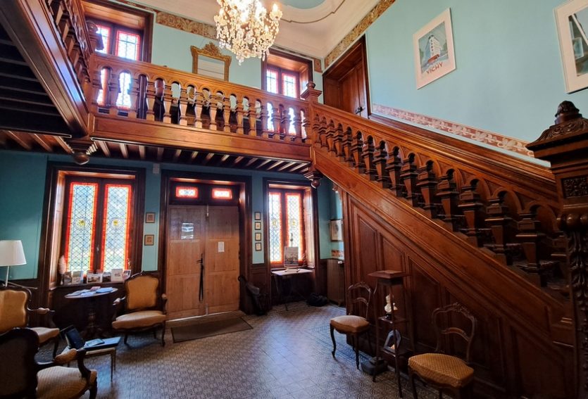 Château avec deux gîtes et salle de réception.