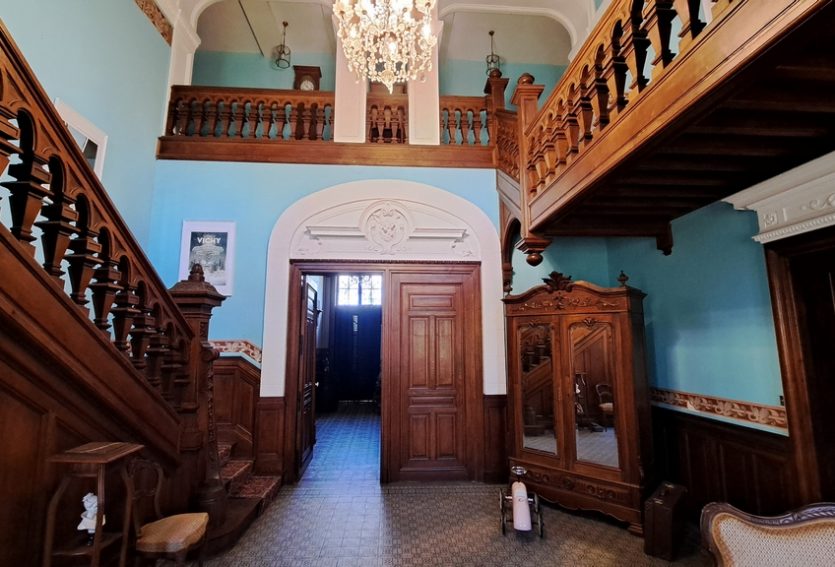 Château avec deux gîtes et salle de réception.