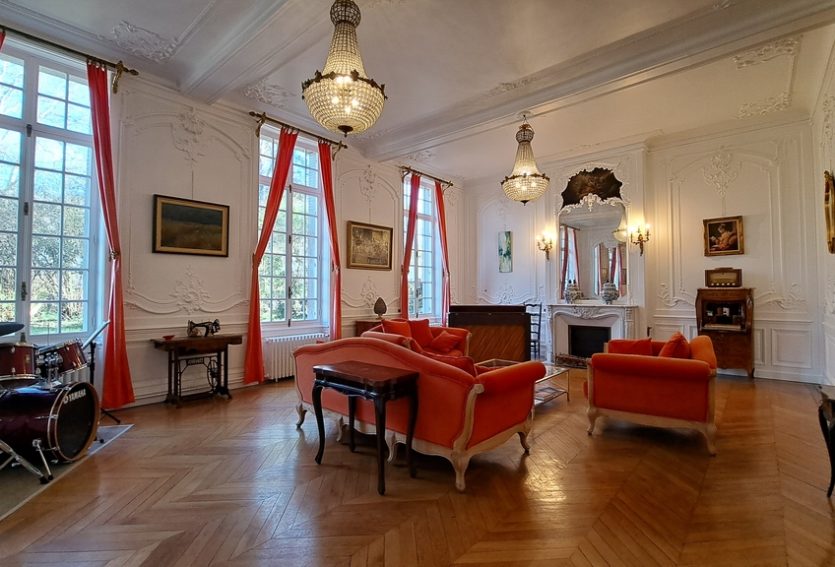 Château avec deux gîtes et salle de réception.