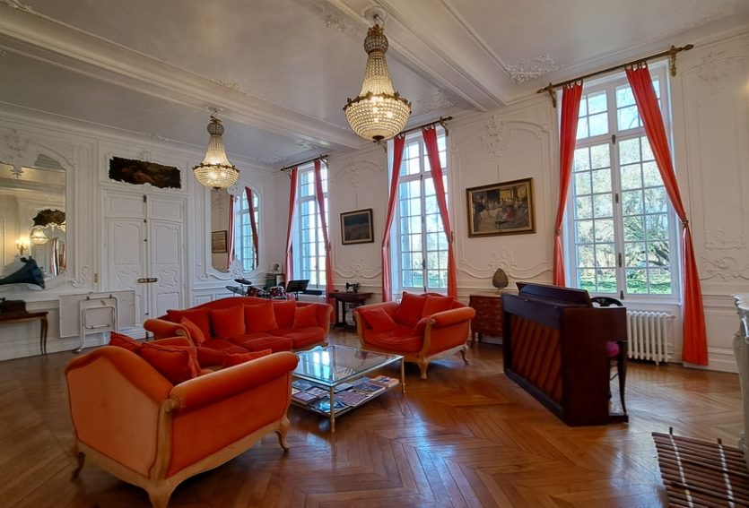 Château avec deux gîtes et salle de réception.