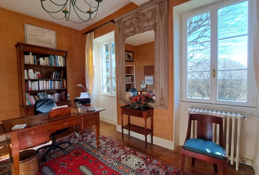 Demeure XIXe avec dépendances dans un parc de 1 ha.