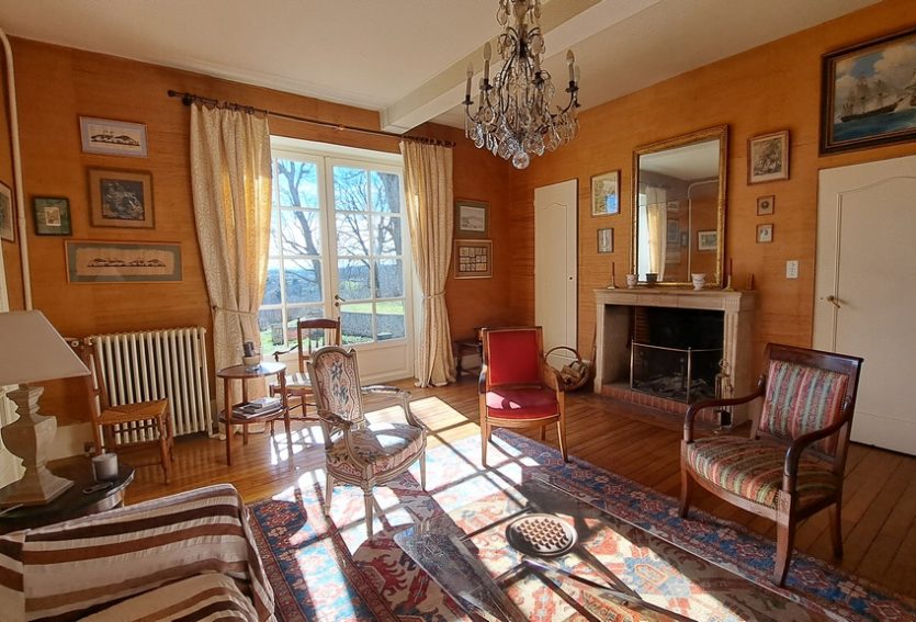 Demeure XIXe avec dépendances dans un parc de 1 ha.