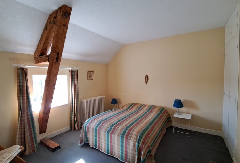 Demeure XIXe avec dépendances dans un parc de 1 ha.