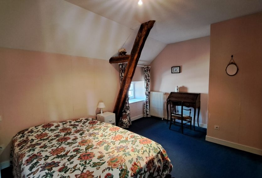 Demeure XIXe avec dépendances dans un parc de 1 ha.