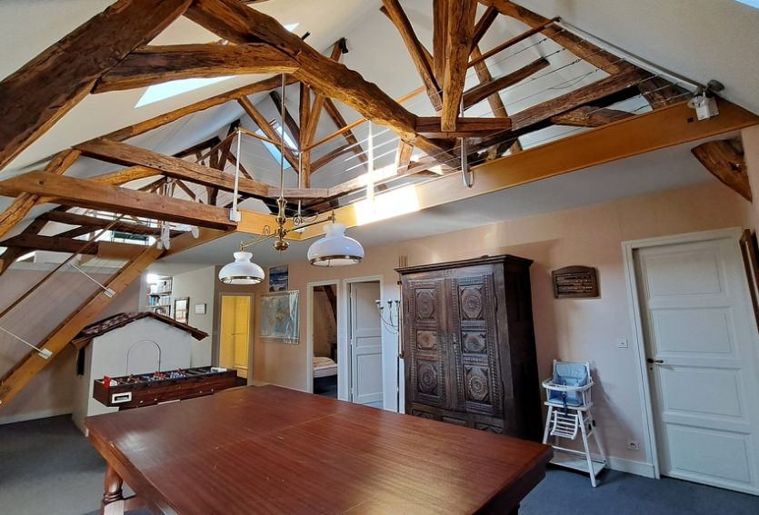 Demeure XIXe avec dépendances dans un parc de 1 ha.