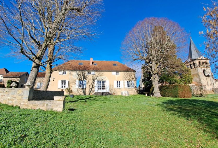 Demeure XIXe avec dépendances dans un parc de 1 ha.