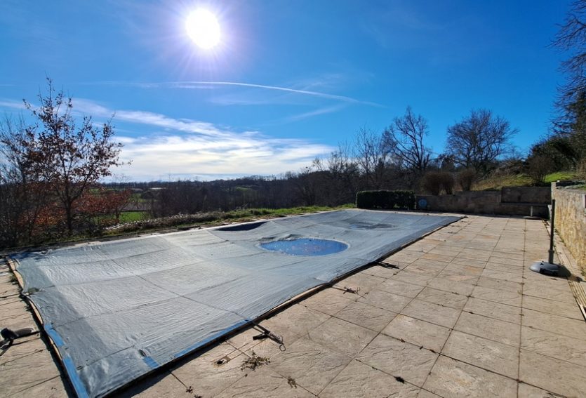Demeure XIXe avec dépendances dans un parc de 1 ha.