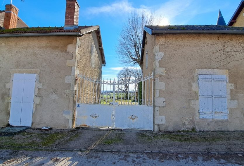 Demeure XIXe avec dépendances dans un parc de 1 ha.