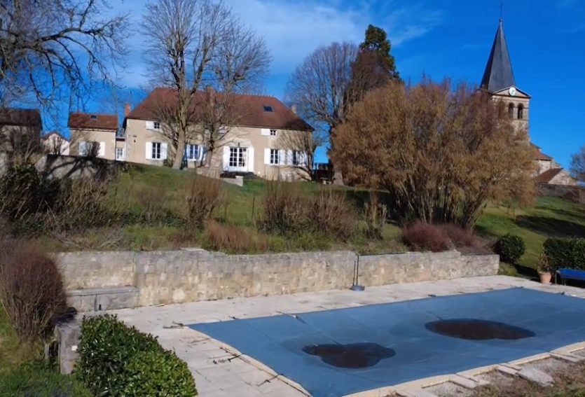 Demeure XIXe avec dépendances dans un parc de 1 ha.