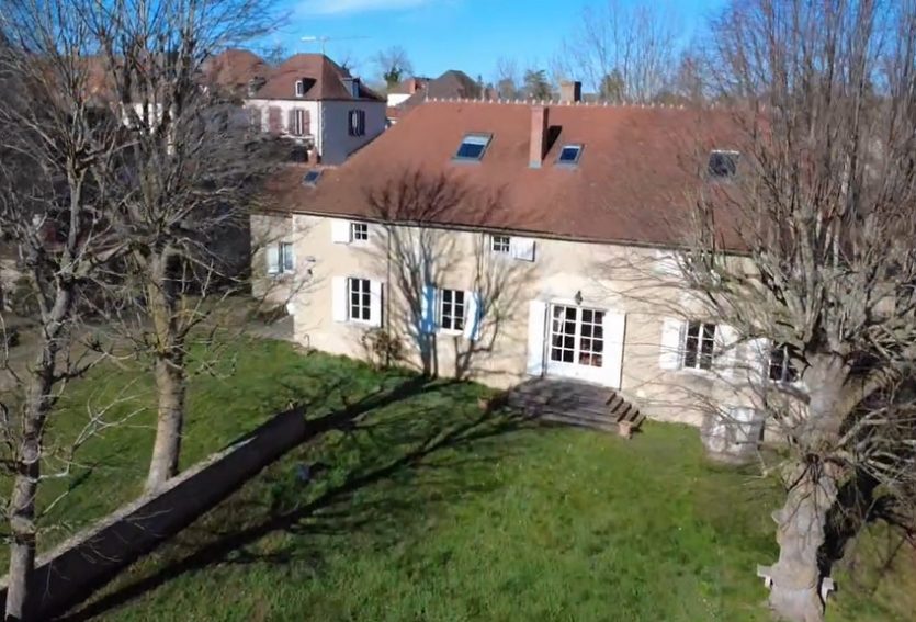 Demeure XIXe avec dépendances dans un parc de 1 ha.