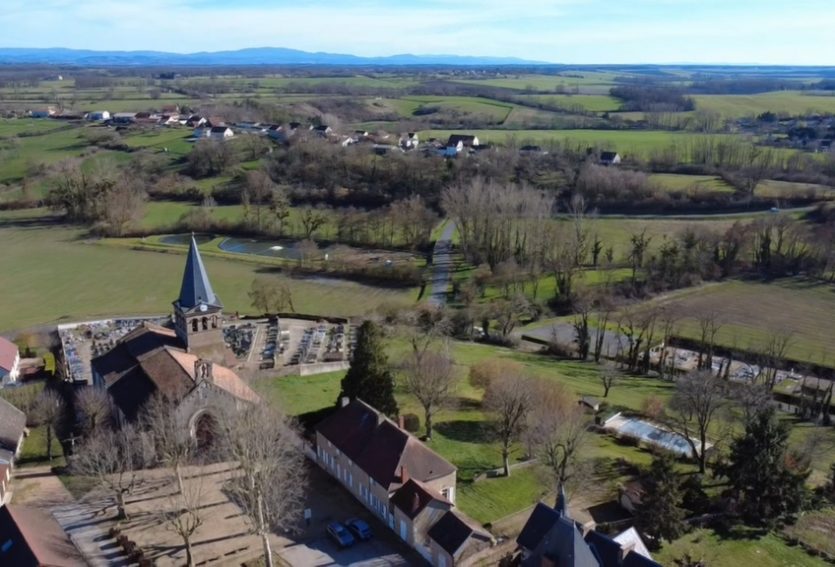 Demeure XIXe avec dépendances dans un parc de 1 ha.
