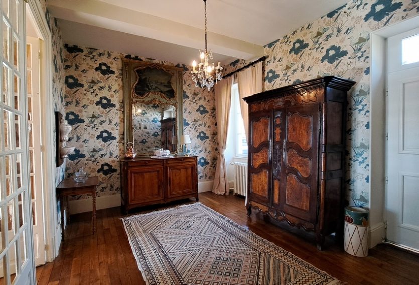 Demeure XIXe avec dépendances dans un parc de 1 ha.