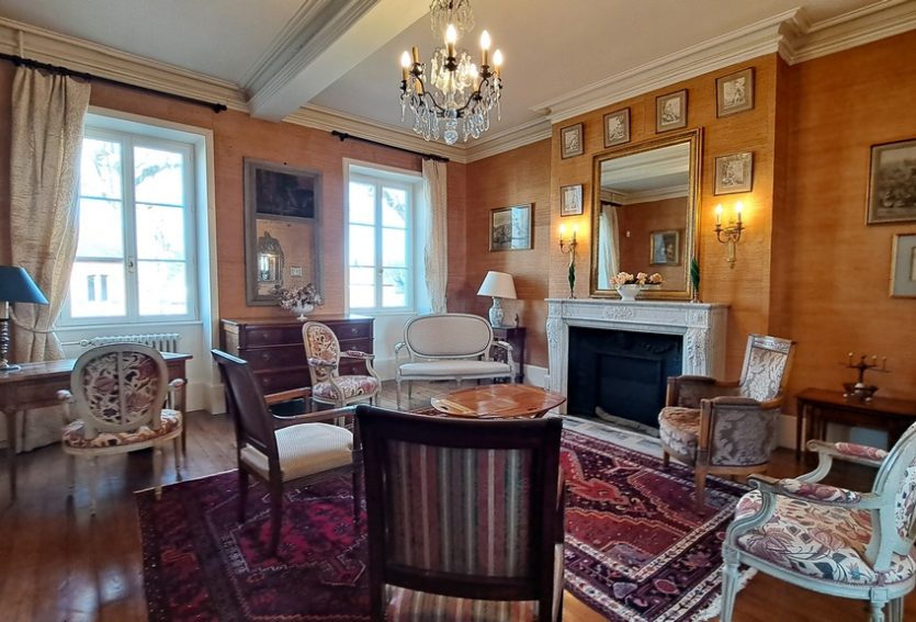 Demeure XIXe avec dépendances dans un parc de 1 ha.