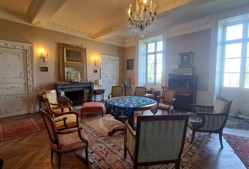 Château de 632 m² avec dépendances dans un parc de 2,06 ha.