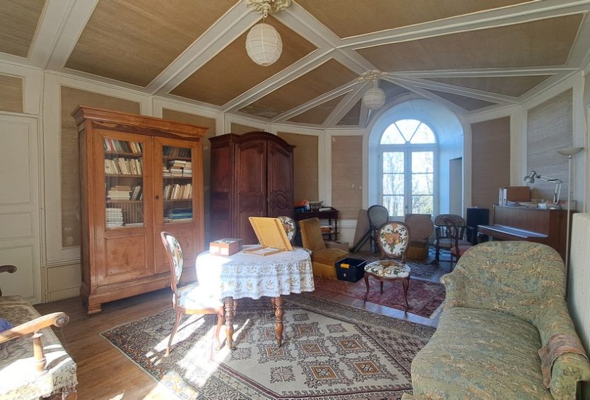 Château de 632 m² avec dépendances dans un parc de 2,06 ha.