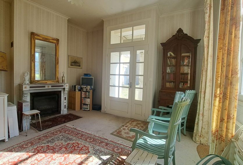 Château de 632 m² avec dépendances dans un parc de 2,06 ha.