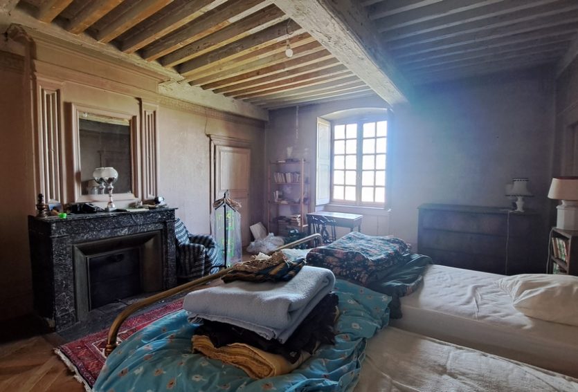 Château de 632 m² avec dépendances dans un parc de 2,06 ha.