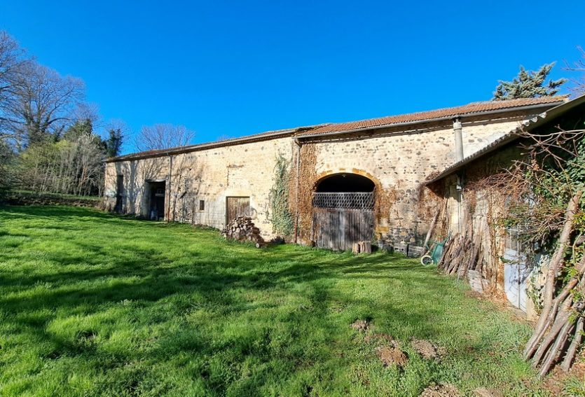 Château de 632 m² avec dépendances dans un parc de 2,06 ha.