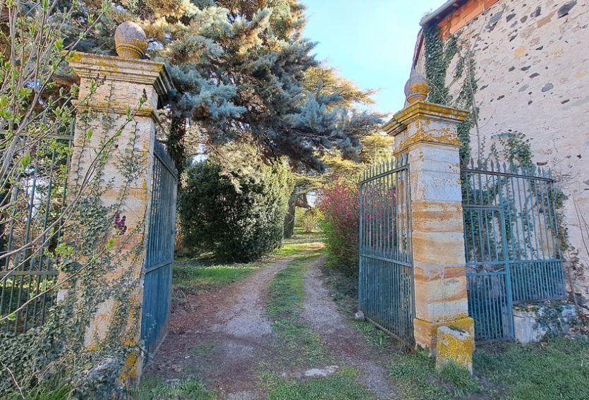 Château de 632 m² avec dépendances dans un parc de 2,06 ha.