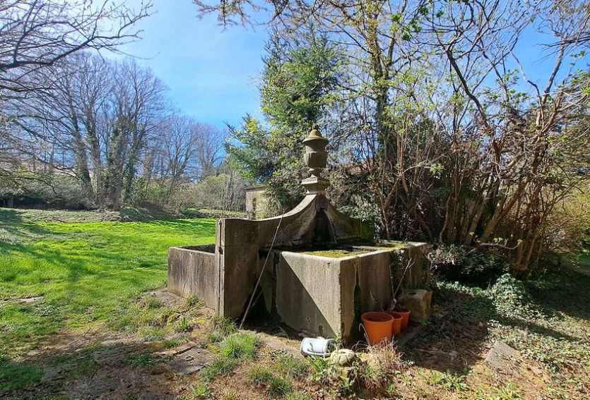 Château de 632 m² avec dépendances dans un parc de 2,06 ha.