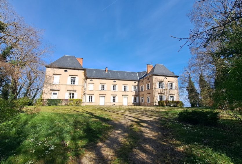 Château de 632 m² avec dépendances dans un parc de 2,06 ha.