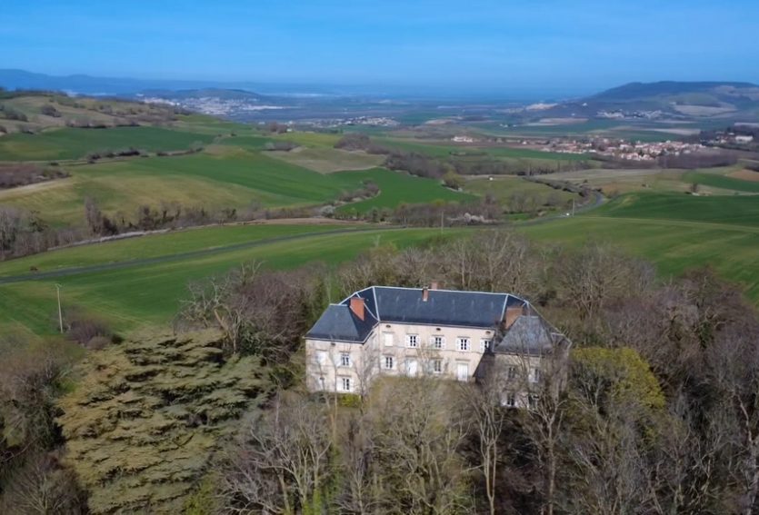 Château de 632 m² avec dépendances dans un parc de 2,06 ha.
